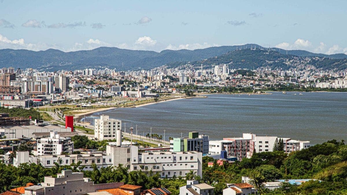 Cidade colada em Florianópolis ganha 22 famílias por dia e começa a dar sinais de sobrecarga