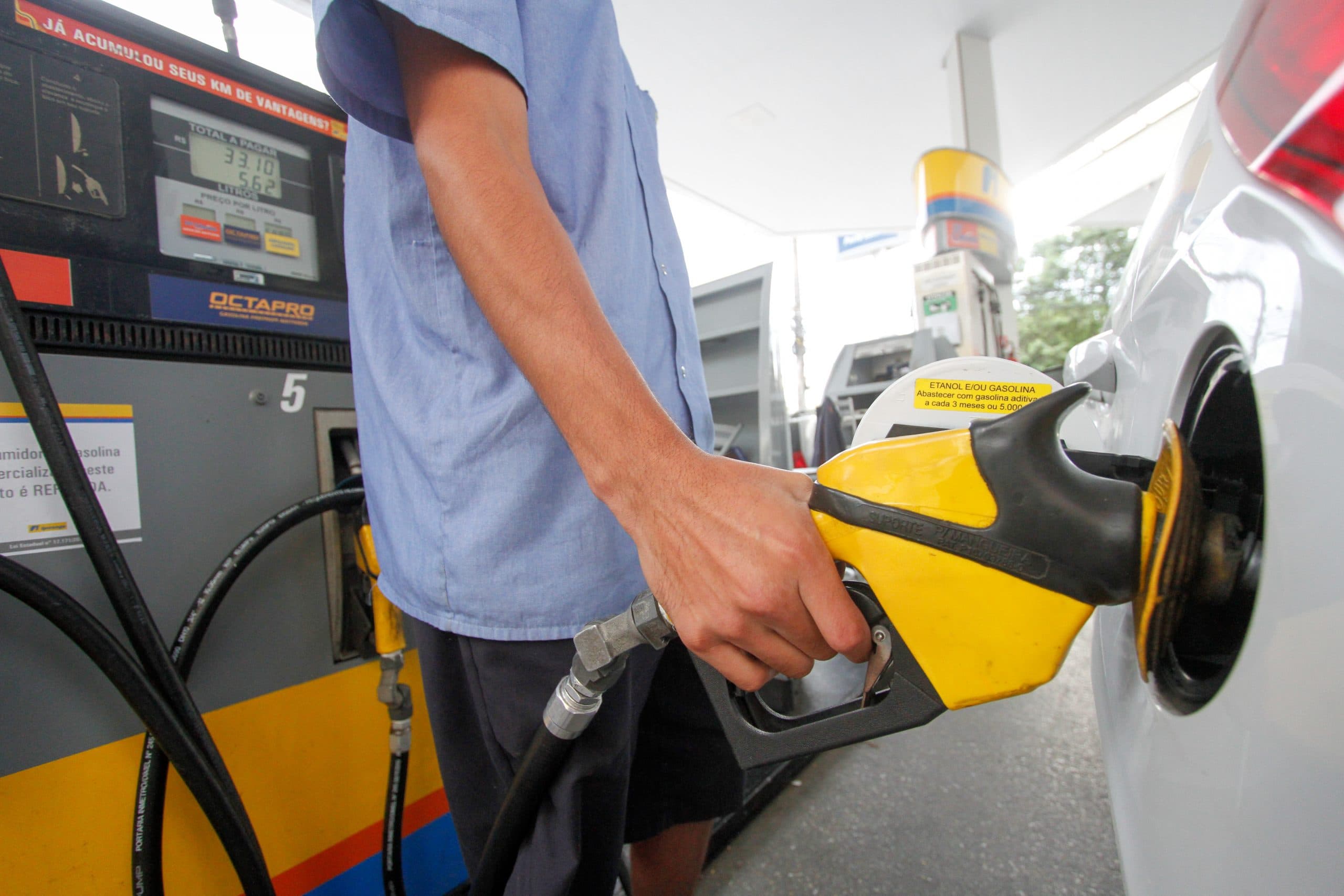 Preço da gasolina em Florianópolis deve cair 5,2% após notificação do Procon
