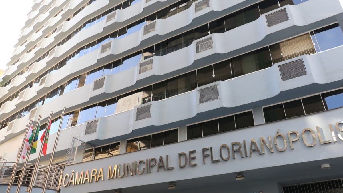 Vereadores de Florianópolis triplicam gastos com diárias em 2025