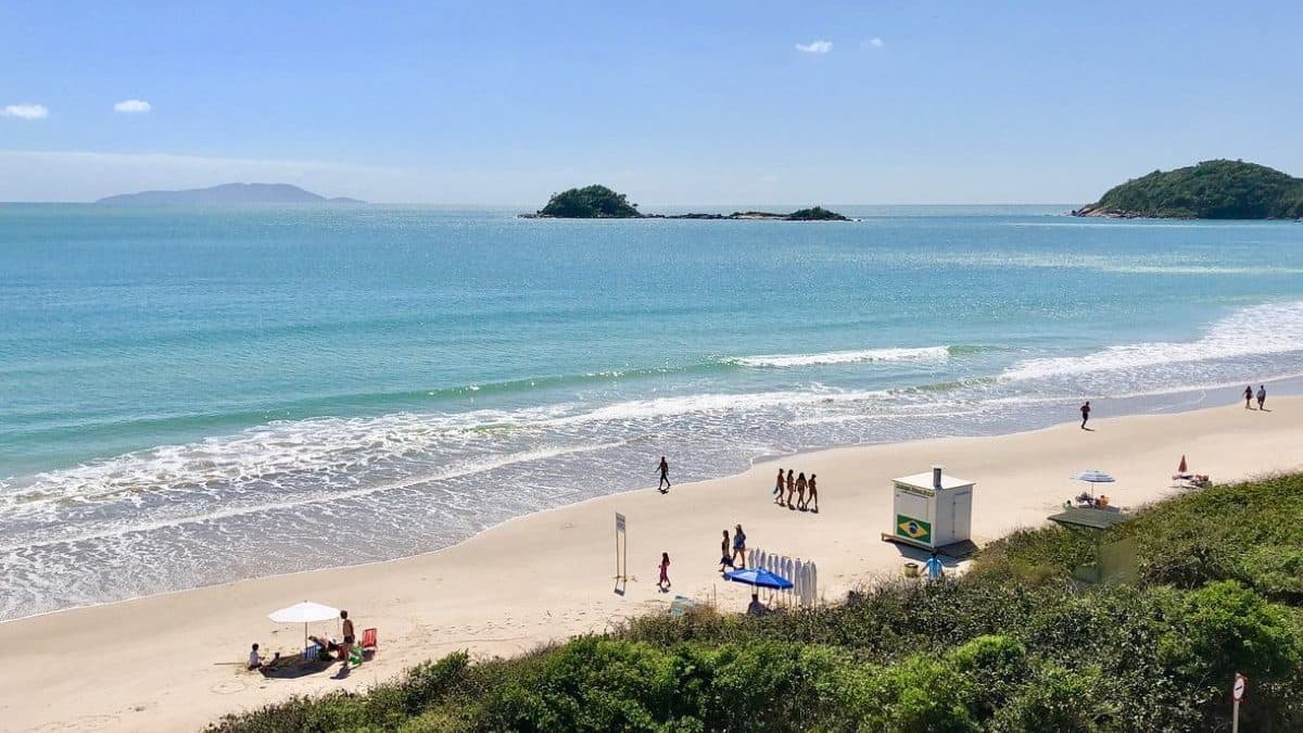 Multas e novas regras restringem pets, barracas e esportes em praias de cidade turística de SC