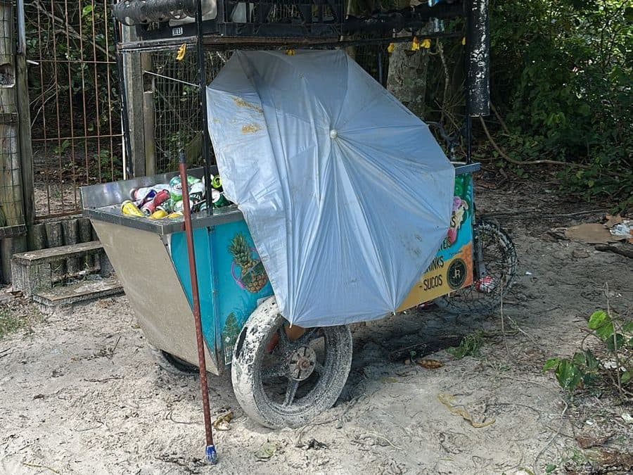 Do esgoto à areia: A indústria da 'podridão' que a fiscalização precisa varrer em Florianópolis