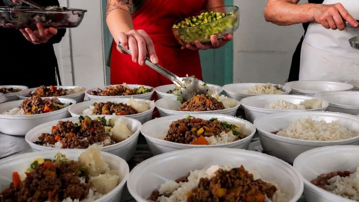 Justiça determina que Florianópolis apresente plano de segurança alimentar em 90 dias após fechamento de restaurante popular